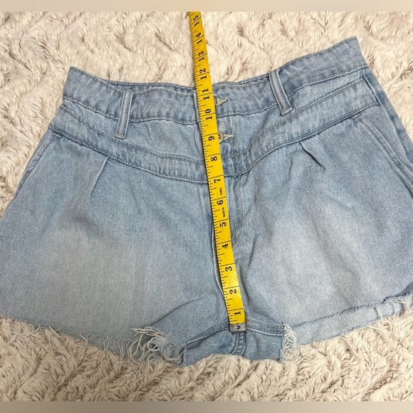 Hollister Ultra High-Rise Vintage Relaxed Mom Jean Shorts - Light Wash (W28) - Picture 4 of 5